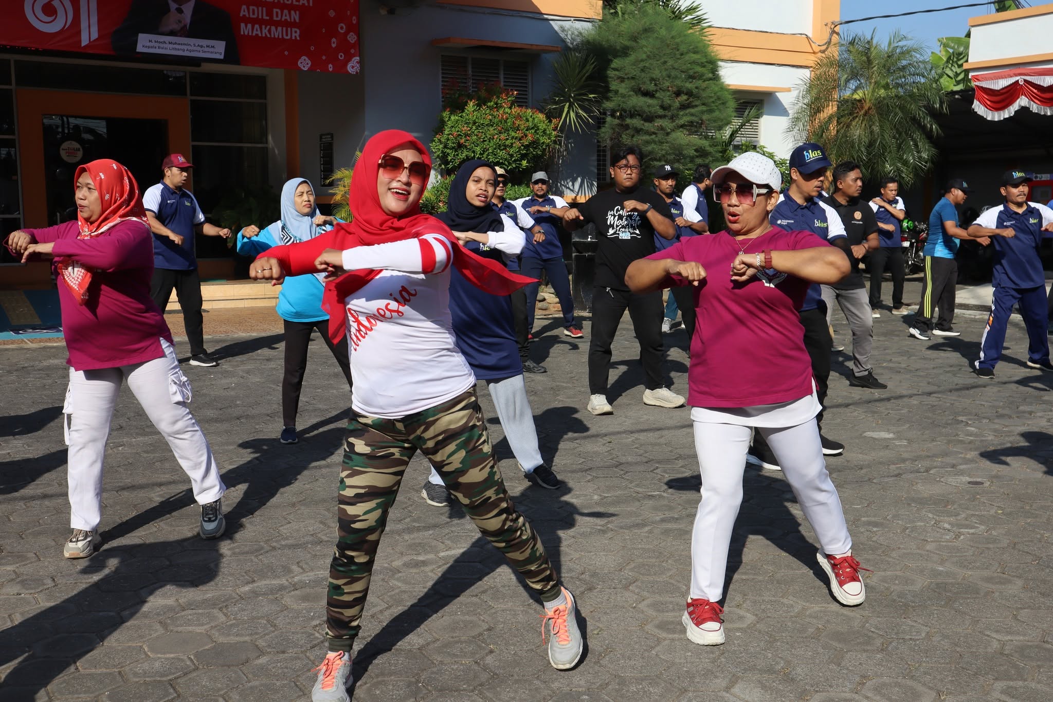 Balai Litbang Agama Semarang Gelar Senam Josjis Bersama Warga  ‎